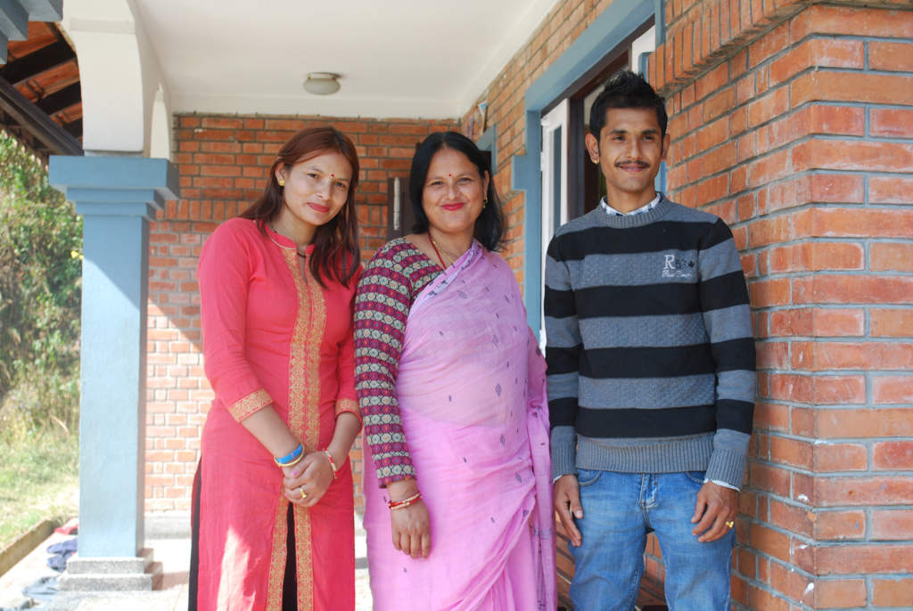 Amul Thapa växte upp i SOS barnby i Kavre och besöker regelbundet sitt barndomshem. Här är han med sin SOS-mamma och sin hustru (vänster).